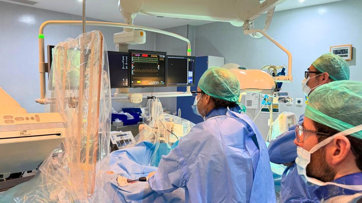 Uno de los momentos de la intervención por ablación de campo pulsado en el Hospital San Juan de Dios de Córdoba.