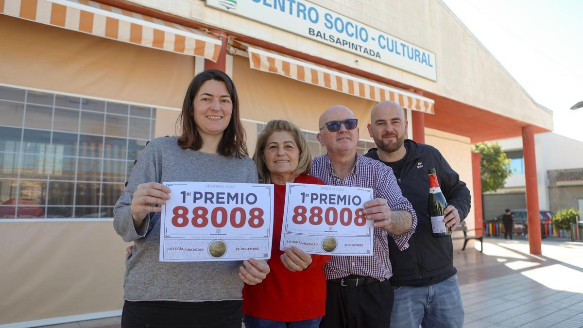 La administración del centro social de Balsapintada celebra haber vendido el décimo