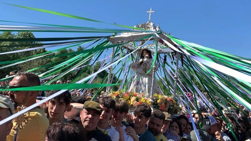 ‘La Chiquinina’, tras su paso por el Zújar, en dirección a la parroquia de Santiago el Mayor, en Belalcázar.