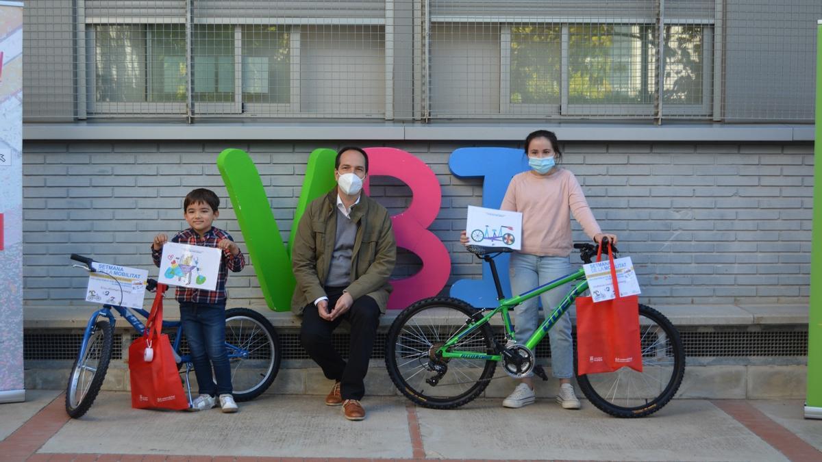 El alcalde, Guillermo Luján, en una entrega de las bicicletas del concurso.