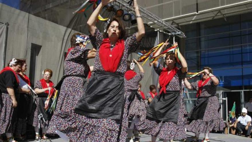 Los pueblos de Málaga exhibieron ayer sus mejores fiestas y bailes.