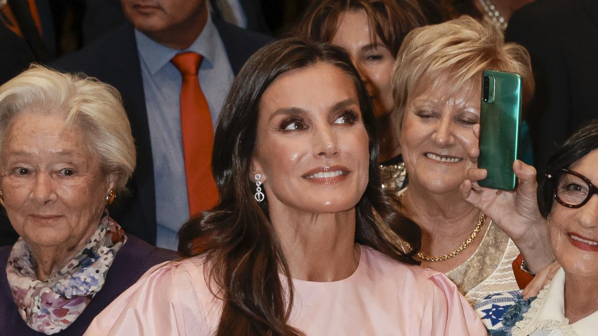La reina Letizia con blusa de María Barragán en el Concierto Premios Princesa de Asturias 2023