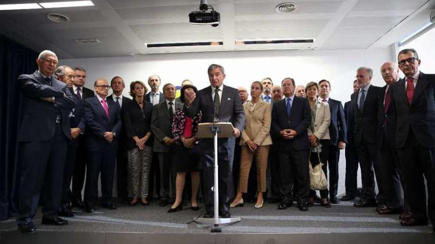 Vega de Seoane (centro), durante la presentación del documento sobre las consecuencias de la secesión. // Efe