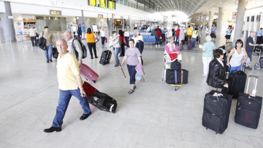 Turistas en el aeropuerto de Fuerteventura en una foto de archivo. i  G. FUSELLI