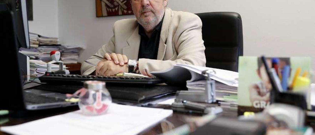 El fiscal delegado de Seguridad Vial de Galicia, Carlos Gil, en su despacho. // José Lores