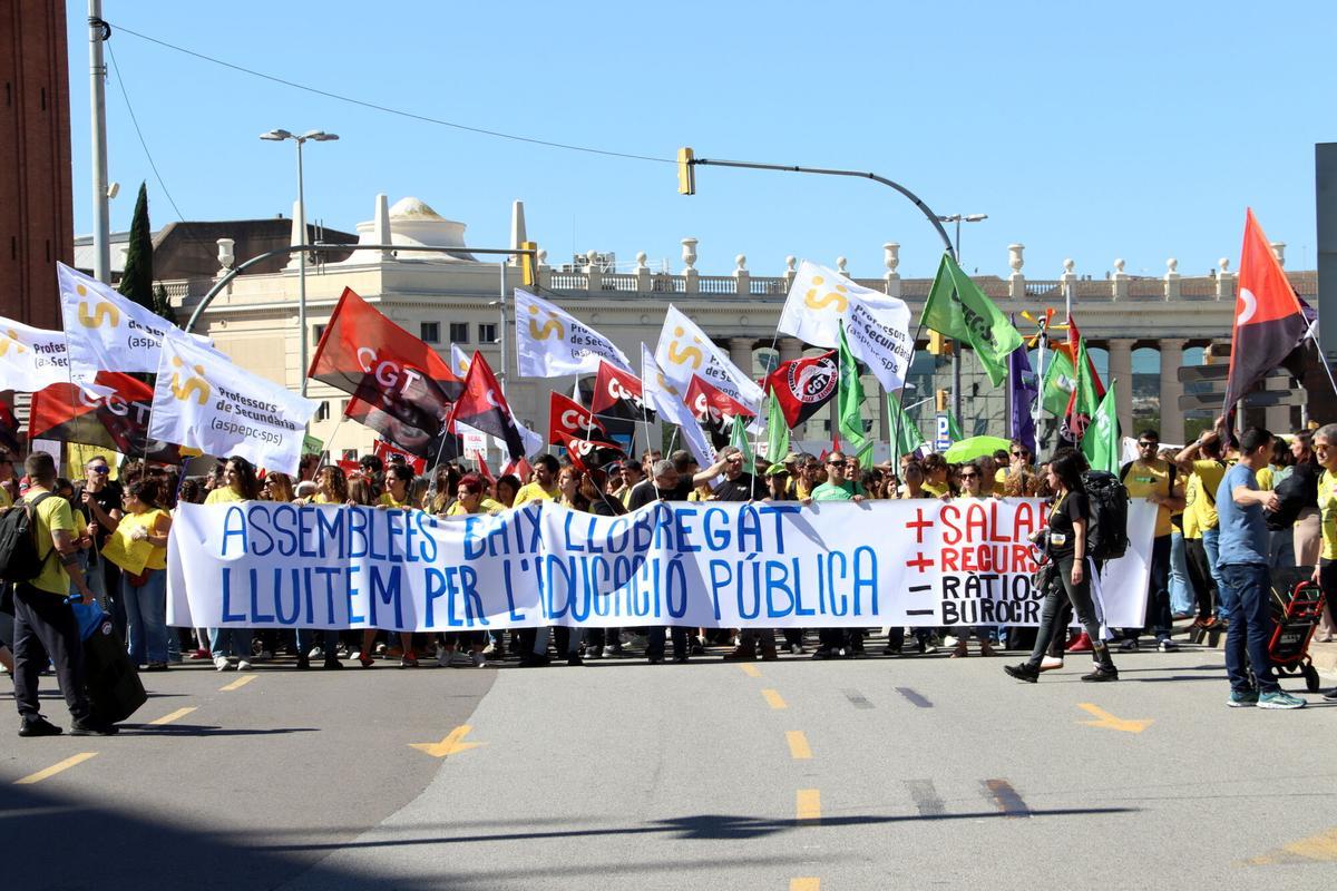 Protesta de docents comença la marxa a la plaça d'Espanya de Barcelona, en una columna que es dirigeix cap a la manifestació pel centre de la ciutat, en una jornada de vaga del col·lectiu.