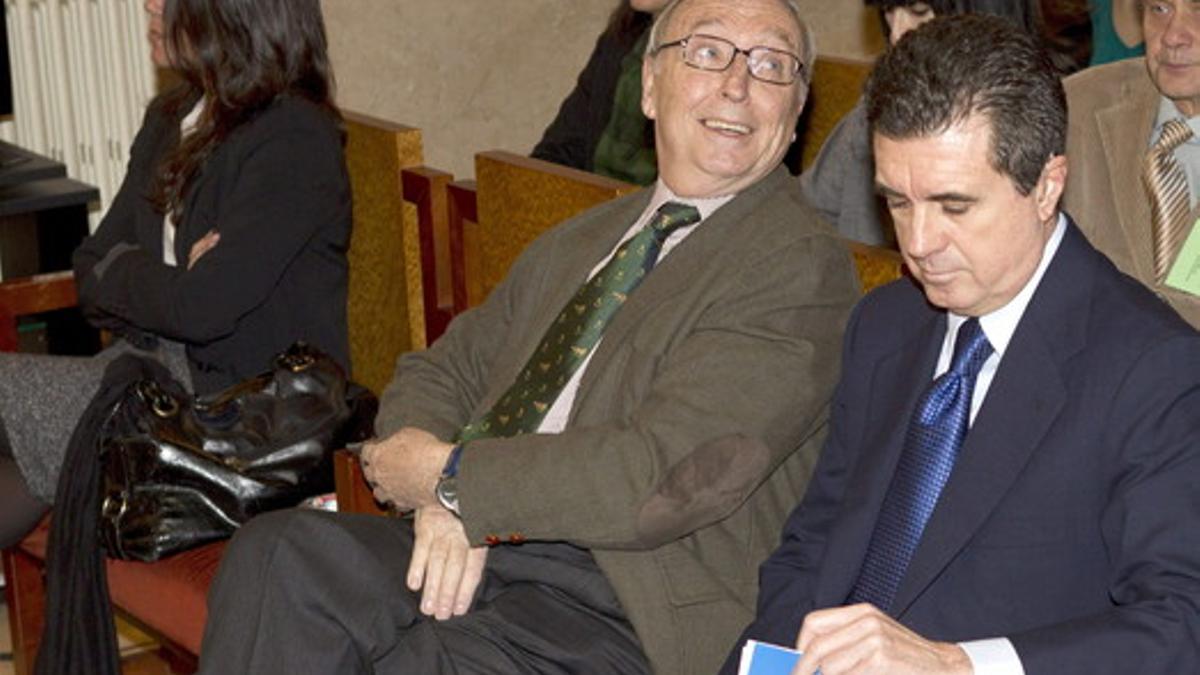 El expresidente del Gobierno Balear, Jaume Matas, junto al periodista Antonio Alemany y la exjefa de prensa de su gabinete María Humbert, en el banco de los acusados.