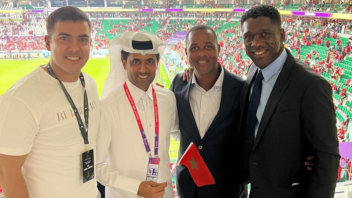 Rayco García, junto a Nasser Al-Khelaïfi, Kluivert y Seedorf, en el estadio Al Thumama