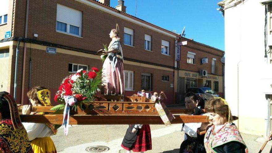 Procesión de las águedas en La Hiniesta.