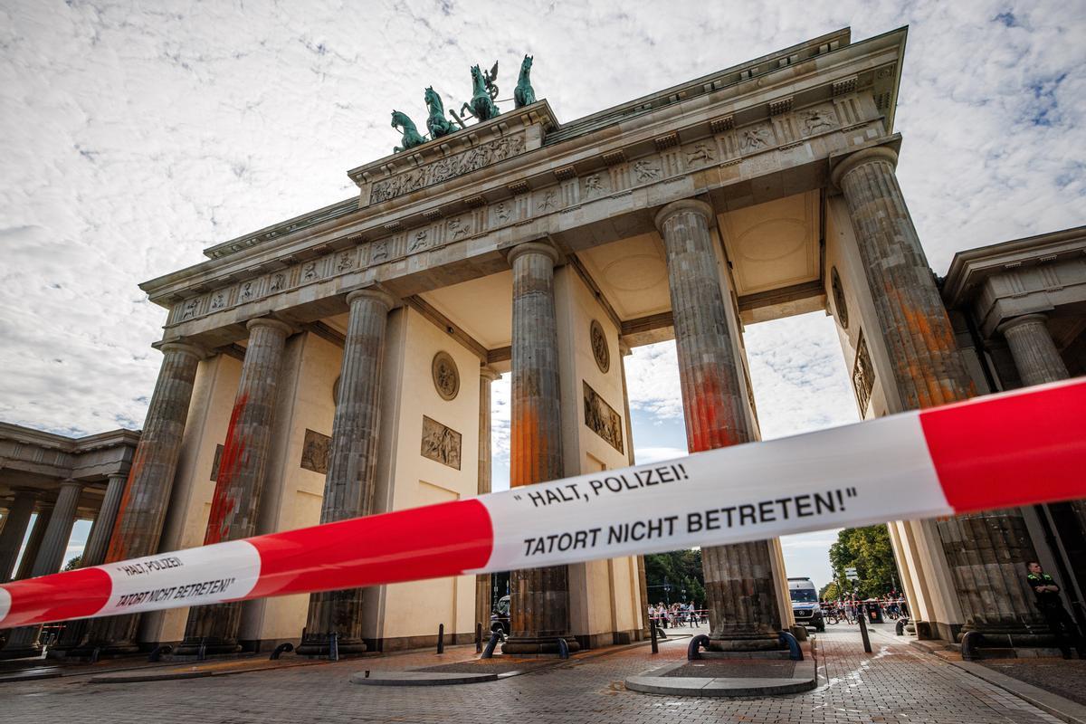 Berlín limpia la Puerta de Brandeburgo tras la protesta de activistas climáticos