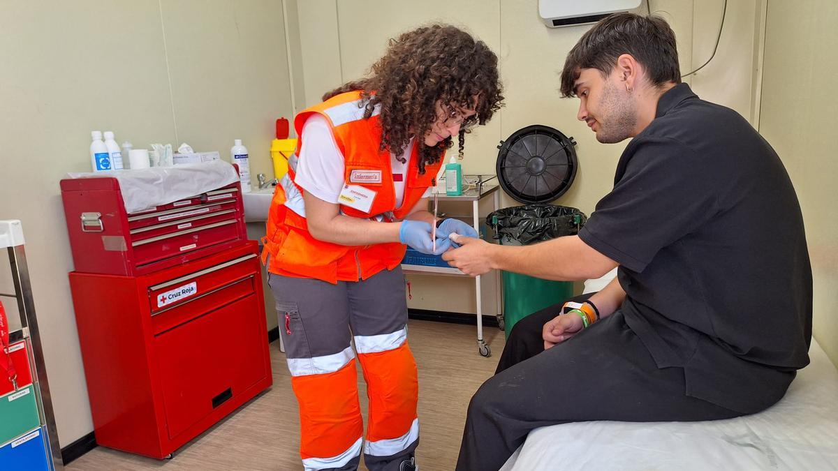 Atención sanitaria a un joven en el dispositivo sanitario de la Feria de Abril