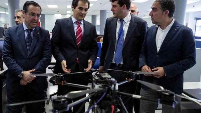 El secretario de Estado de Seguridad, José Antonio Nieto (2i), junto al subdelegado del Gobierno en Málaga, Miguel Briones (i), el fundador de AEORUM, Jesús García Merino (2d), y el presidente de la Diputación malagueña, Elías Bendodo (d), durante la visita realizada hoy a unas jornadas de tecnología de drones y antidrones para la seguridad, en el Parque Tecnológico de Andalucía en Málaga, donde ha indicado que el Ministerio del Interior está valorando esta tecnología del dron como el "método idóneo" para aumentar la seguridad en el frontera.
