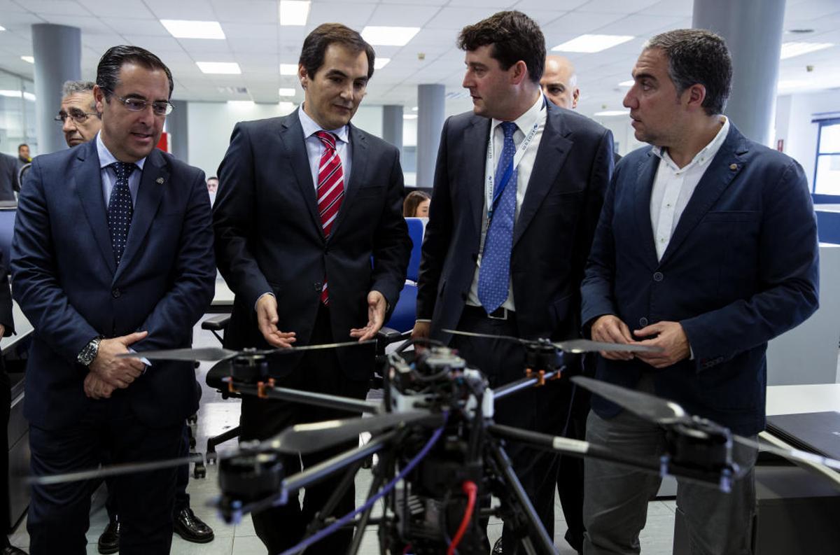 El secretario de Estado de Seguridad, José Antonio Nieto (2i), junto al subdelegado del Gobierno en Málaga, Miguel Briones (i), el fundador de AEORUM, Jesús García Merino (2d), y el presidente de la Diputación malagueña, Elías Bendodo (d), durante la visita realizada hoy a unas jornadas de tecnología de drones y antidrones para la seguridad, en el Parque Tecnológico de Andalucía en Málaga, donde ha indicado que el Ministerio del Interior está valorando esta tecnología del dron como el "método idóneo" para aumentar la seguridad en el frontera.