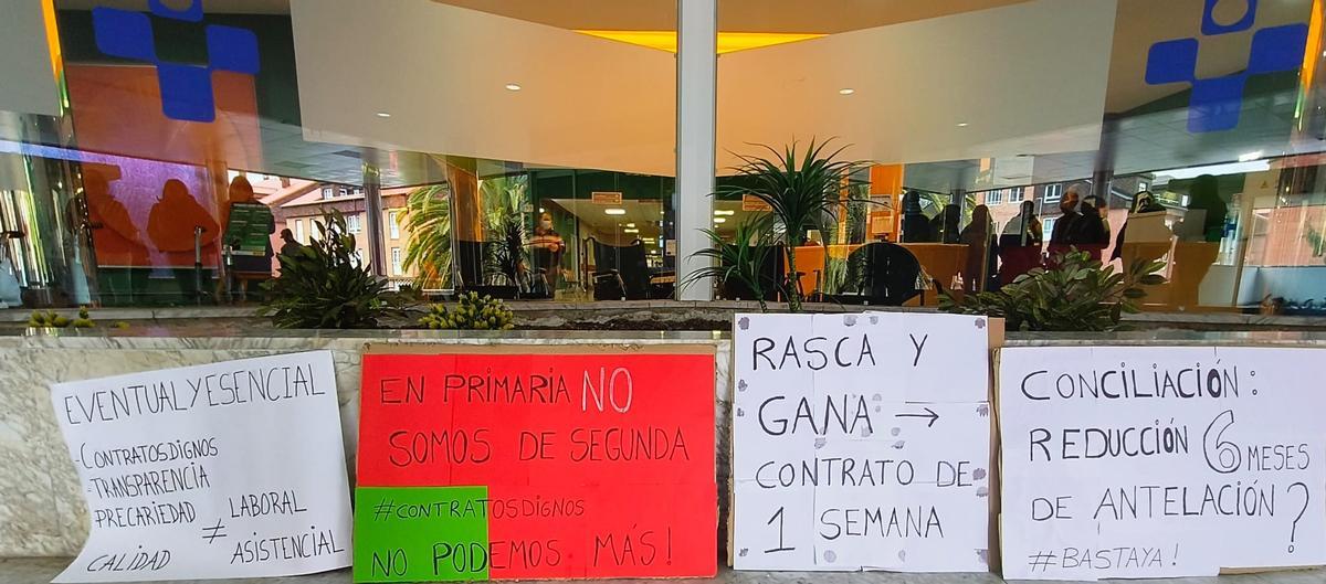 Carteles de protesta del personal de Enfermería del oriente de Asturias.