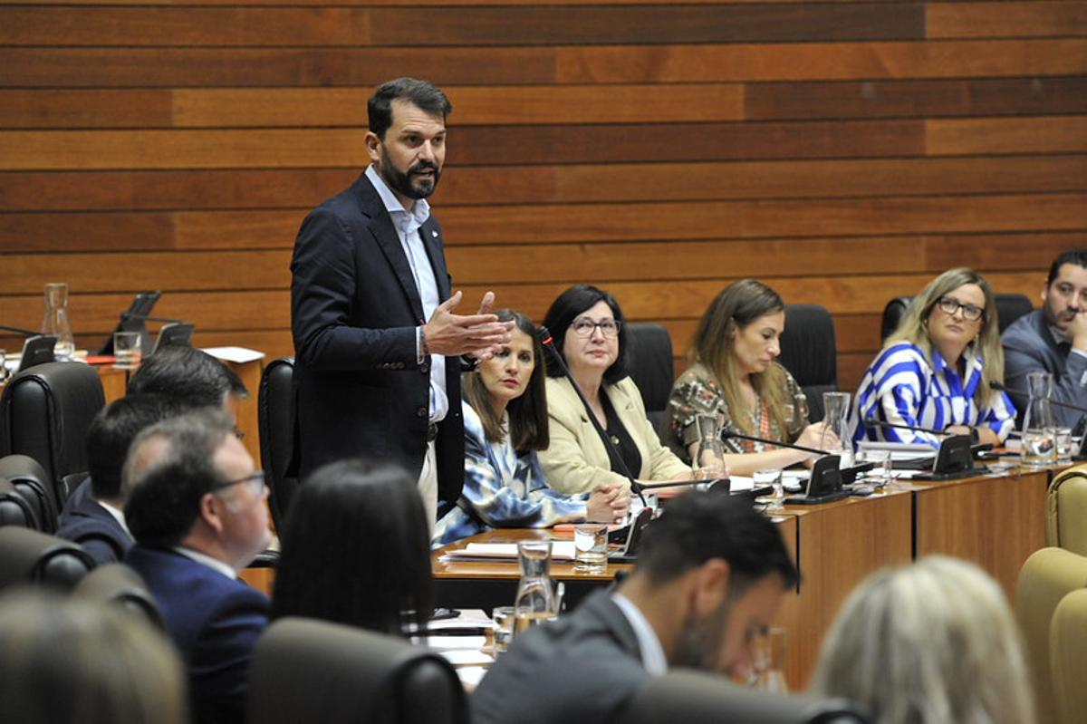 Álvaro Sánchez Cotrina (PSOE) interviene desde su escaño en la Asamblea de Extremadura.