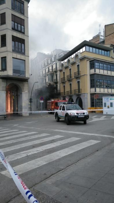Espectecs, guspires i molt de fum en l'incendi d'una línia elèctrica al centre de Girona