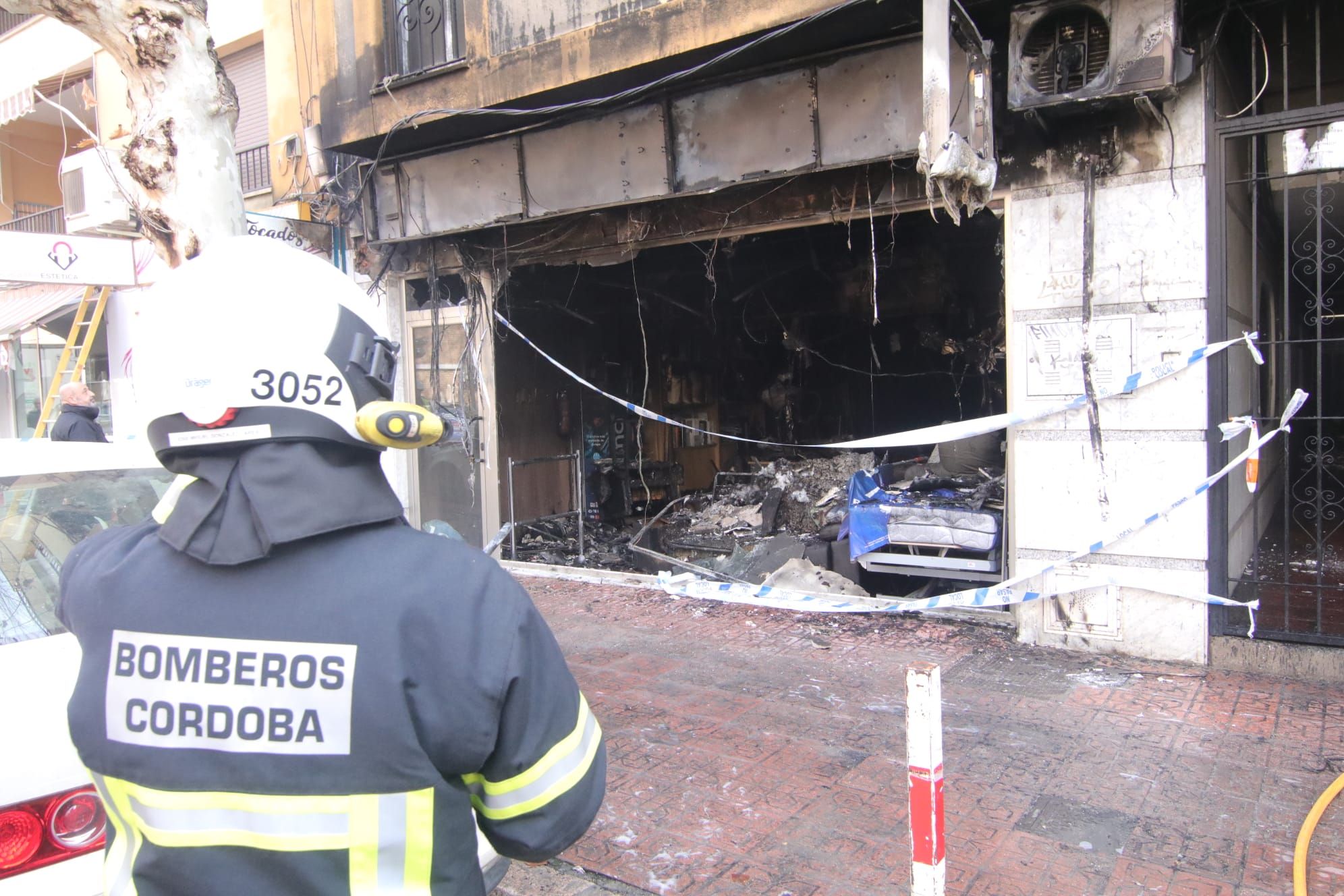 Un incendio calcina una tienda de colchones en Santa Rosa