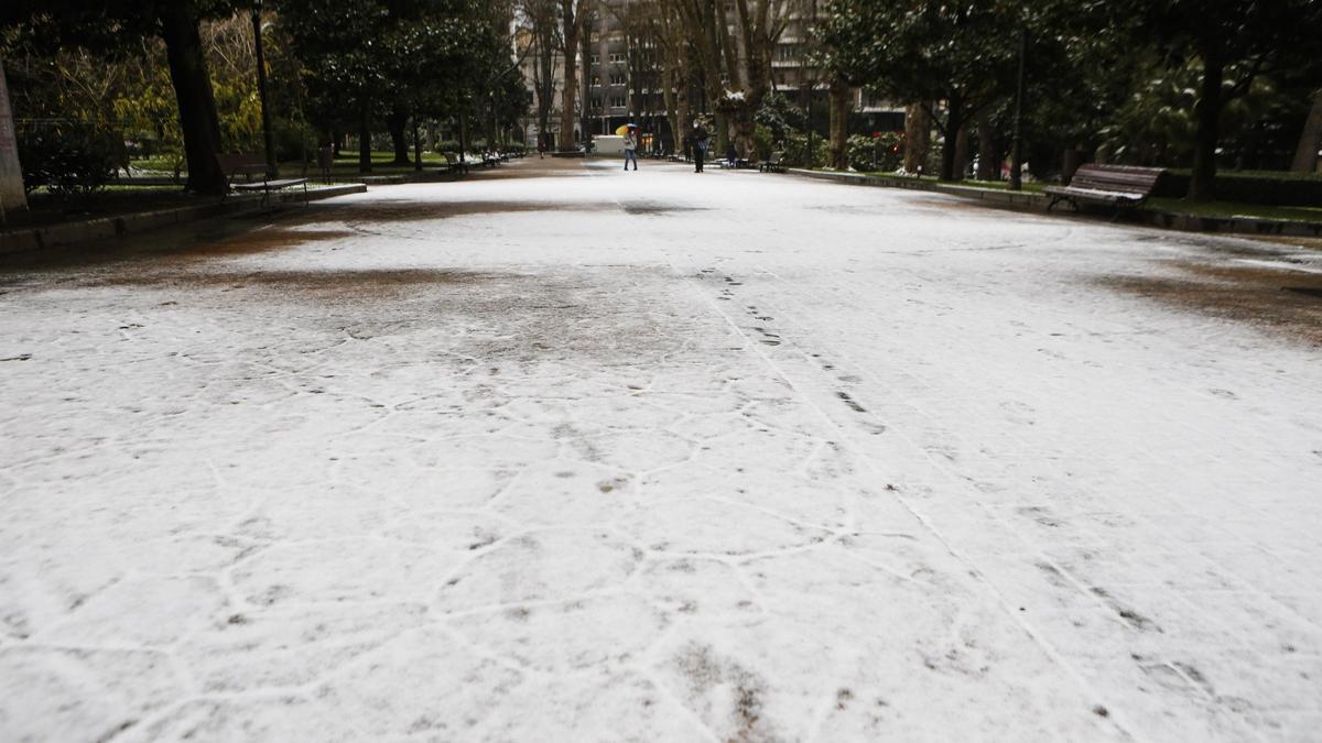 Oviedo amanece cubierta por un manto blanco tras la llegada de la borrasca "Filomena"