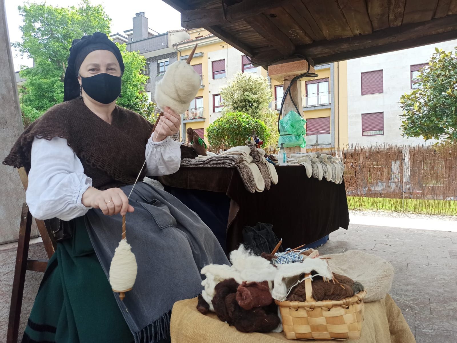 El mercado de San Isidro llena Posada de Llanera de tradición, música y niños