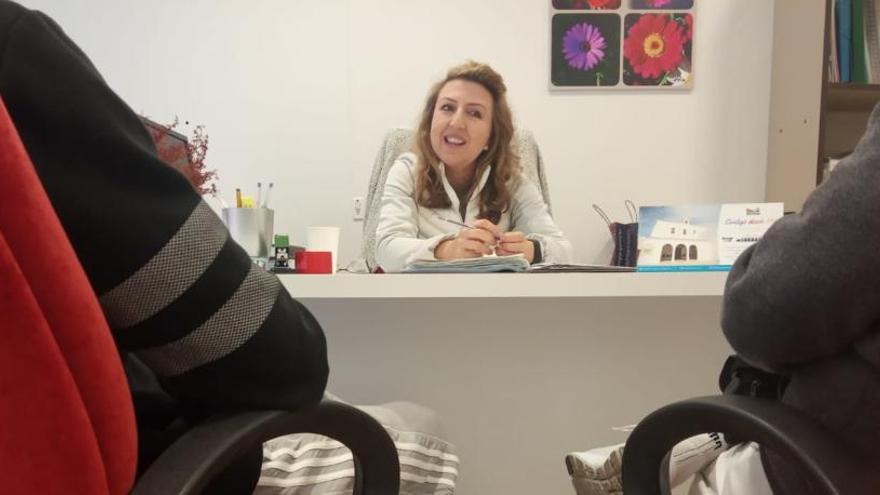 La psicóloga Pepa Catany en su despacho, ubicado en el Centro de Atención a las Drogodependencias, junto a sus pacientes Luisa y Juan.