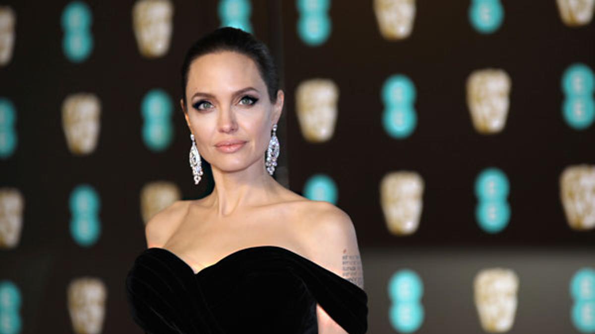 Angelina Jolie en los Premios Bafta 2018: detalle del escote asimétrico del vestido de Ralph and Russo y los brillantes pendientes