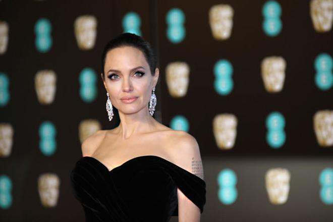 Angelina Jolie en los Premios Bafta 2018: detalle del escote asimétrico del vestido de Ralph and Russo y los brillantes pendientes