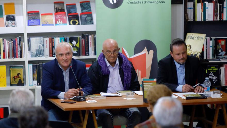 El profesor Albert Girona, Vicent Diego (UDPV) y el historiador Lluís Bernat Prats, ayer.