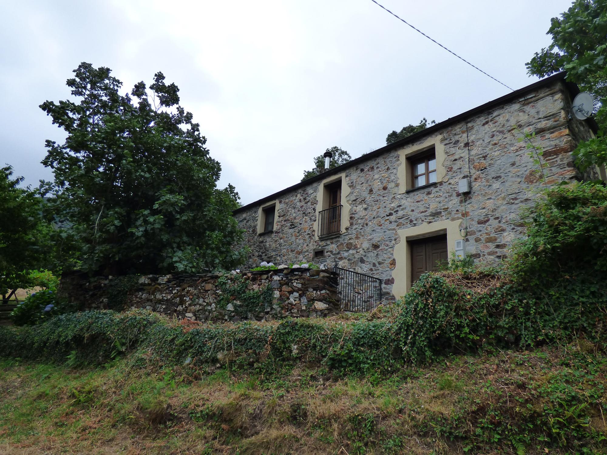 Pueblos guapos de Asturias: Riodeporcos (Ibias), al que se llega cruzando un puente