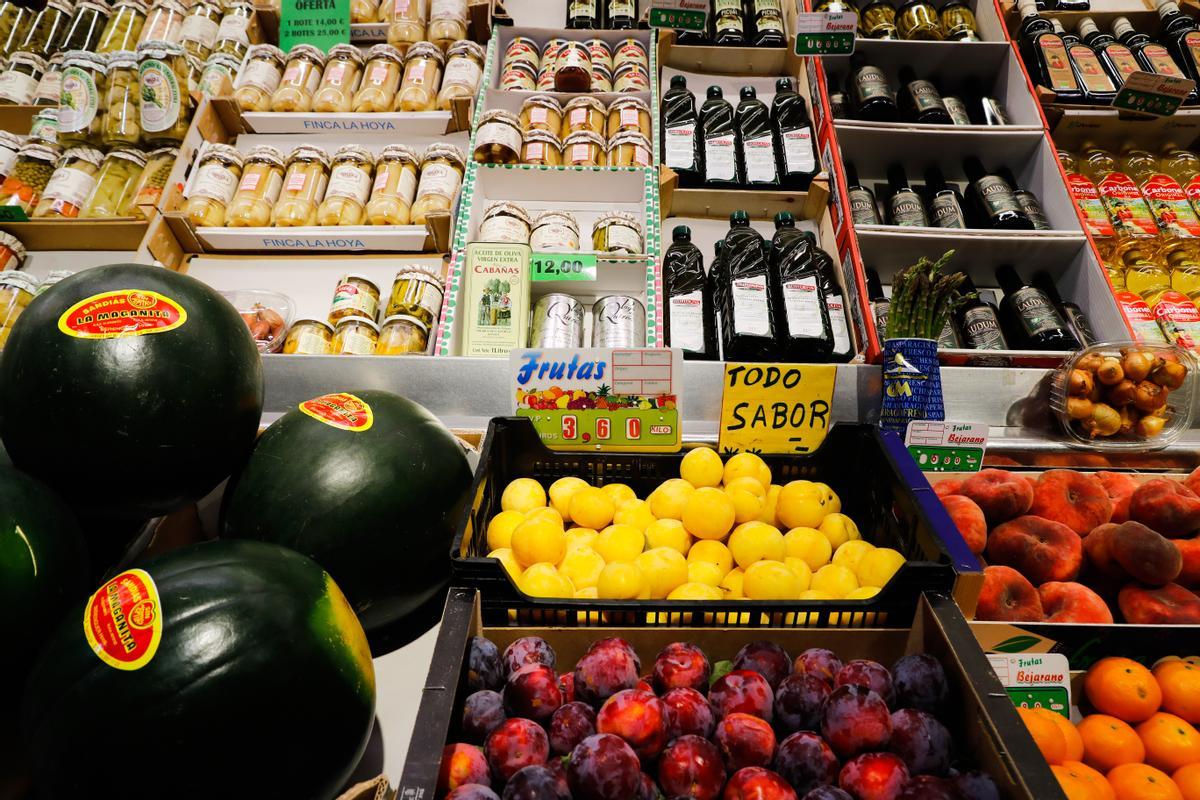 Diferentes alimentos en un comercio en Madrid, en una imagen de archivo. EFE/Luis Millan