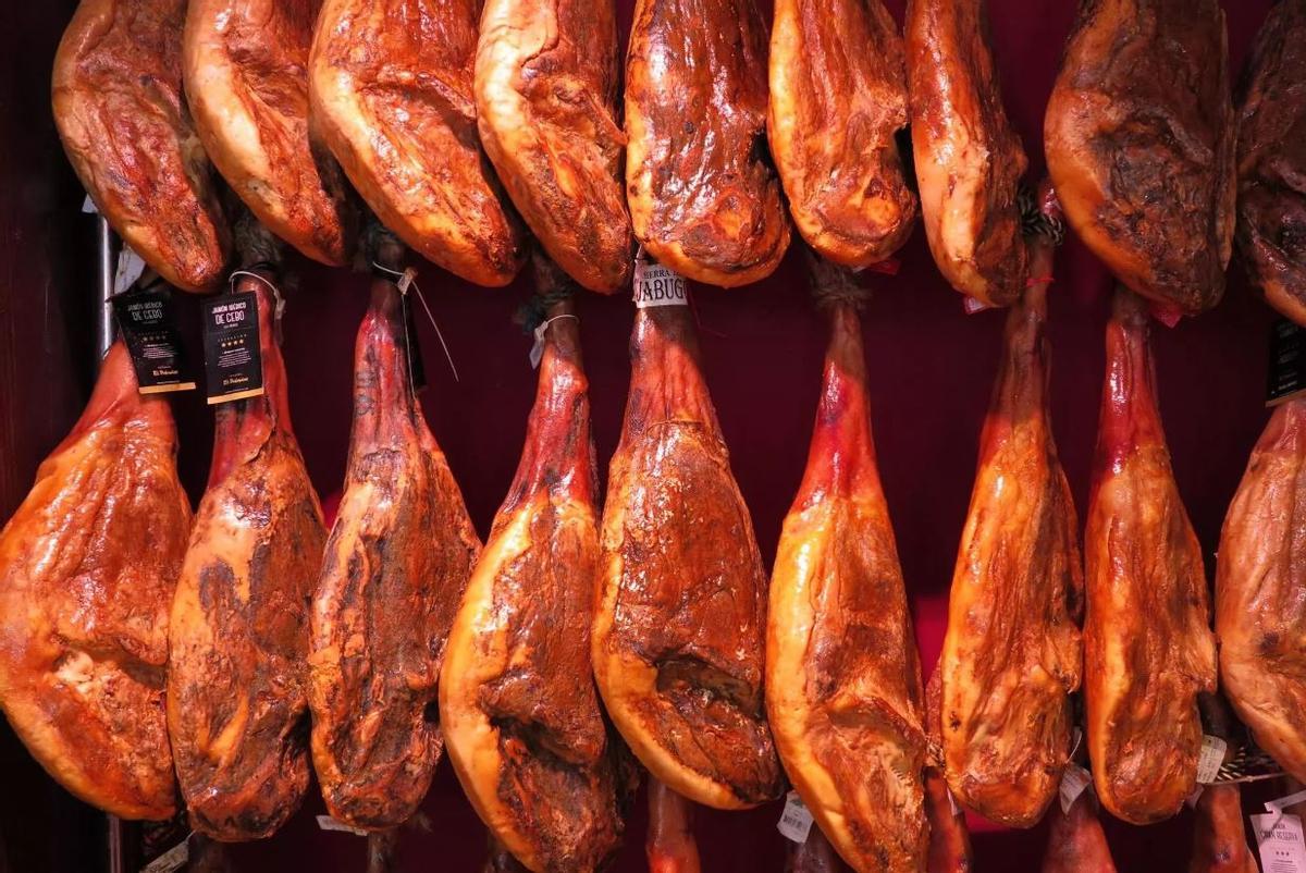 En Mallorca hay una amplia selección de jamón.