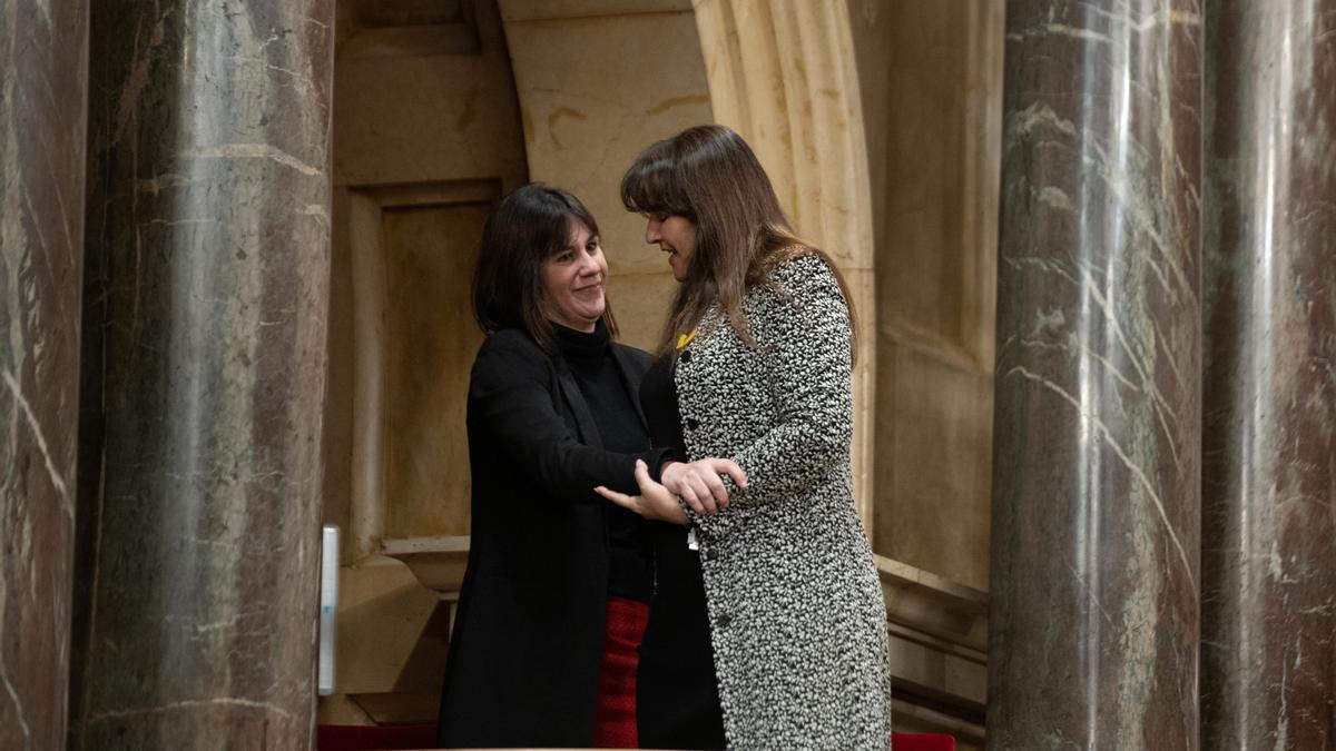 La presidenta de Junts, Laura Borràs, s'abraça amb la secretària segona de la Mesa del Parlament, Aurora Madaula