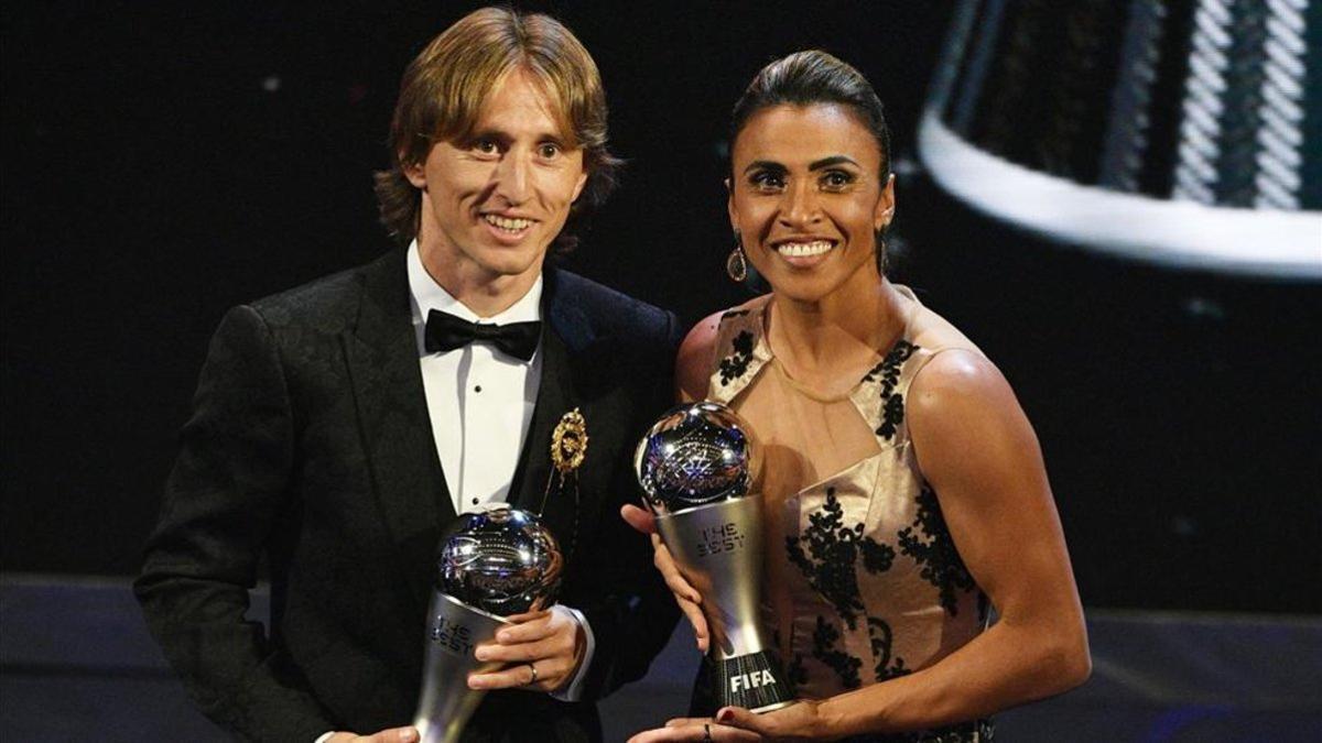 Marta, junto a Modric, en la última gala de la FIFA
