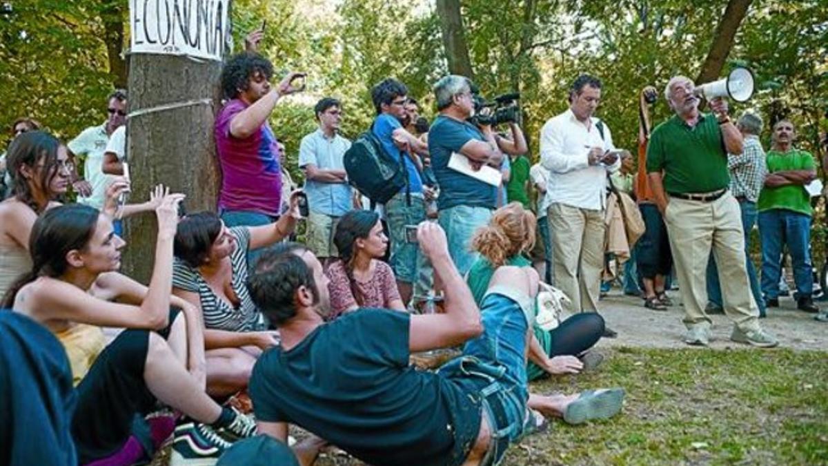 Joseph Stiglitz se dirige, megáfono en mano, a los indignados, ayer por la tarde en el Retiro de Madrid.