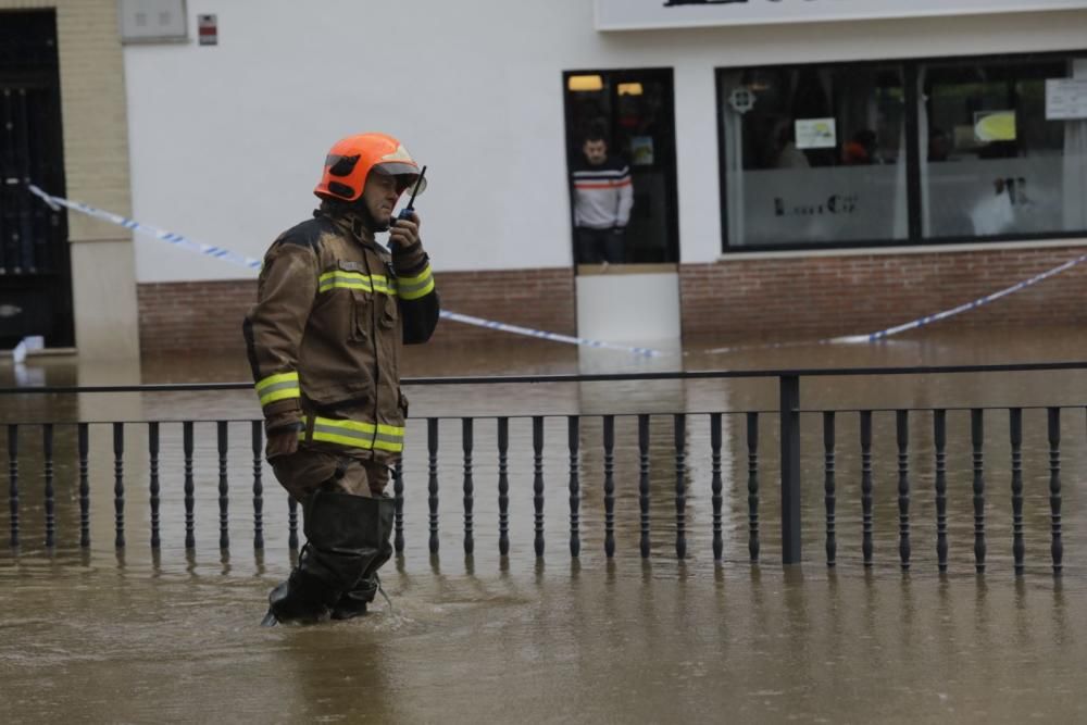 El agua anega en Oviedo la glorieta de Cerdeño