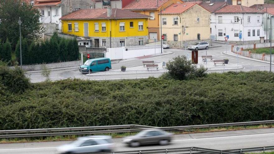 Vehículos circulan por la autopista &quot;Y&quot;, con el barrio de Favila al fondo.