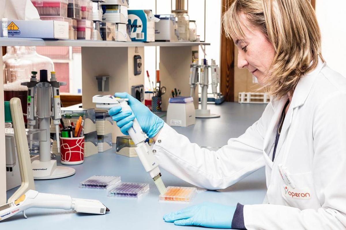 Una trabajadora de Operon.