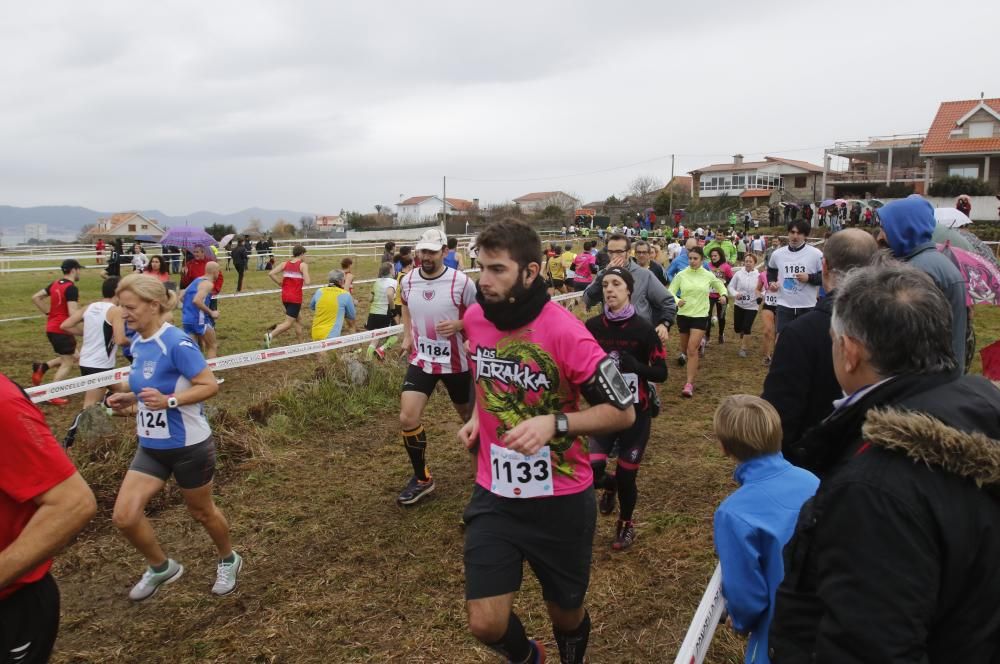 Cientos de corredores en el Trofeo San Miguel de Oia.