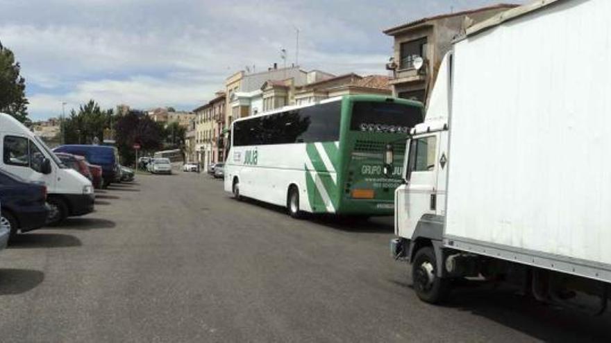 Vehículos de gran tamaño aparcados en La Horta.