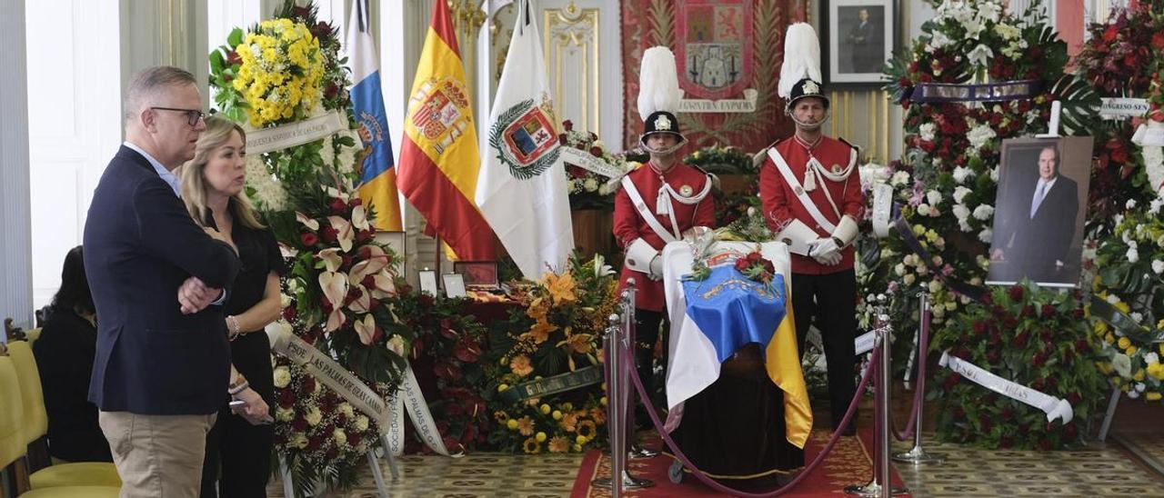 Capilla ardiente de Jerónimo Saavedra en las Casas Consistoriales. A la izquierda, sus sobrinos Alejandro Peñafiel y Marta Saavedra.