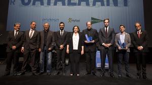 Los premiados Josep Maria Pou y Oriol Mitjà junto las autoridades y los responsables de Grupo Zeta en el final de la gala del Català de l’Any.