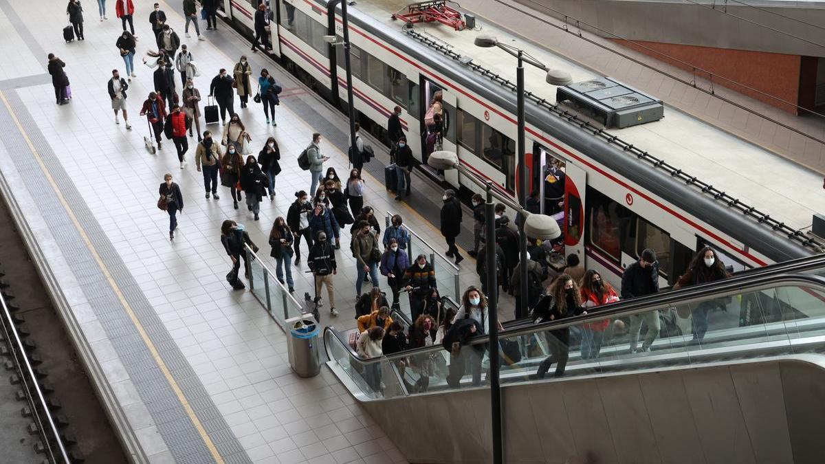 Usuarios bajan de un tren de Cercanías procedente de València a su llegada a la estación de la capital de la Plana este lunes.