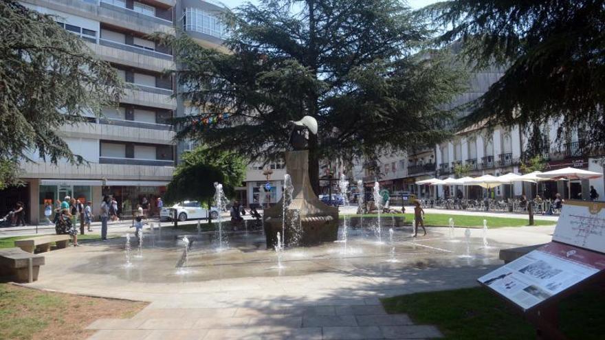 La fuente de la plaza de Independencia, ayer, funcionando.