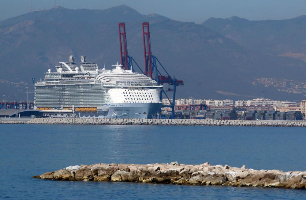 El crucero más grande del mundo, al igual que el Oasis y el Allure of the Seas, visita la capital de la Costa del Sol en una escala de diez horas.