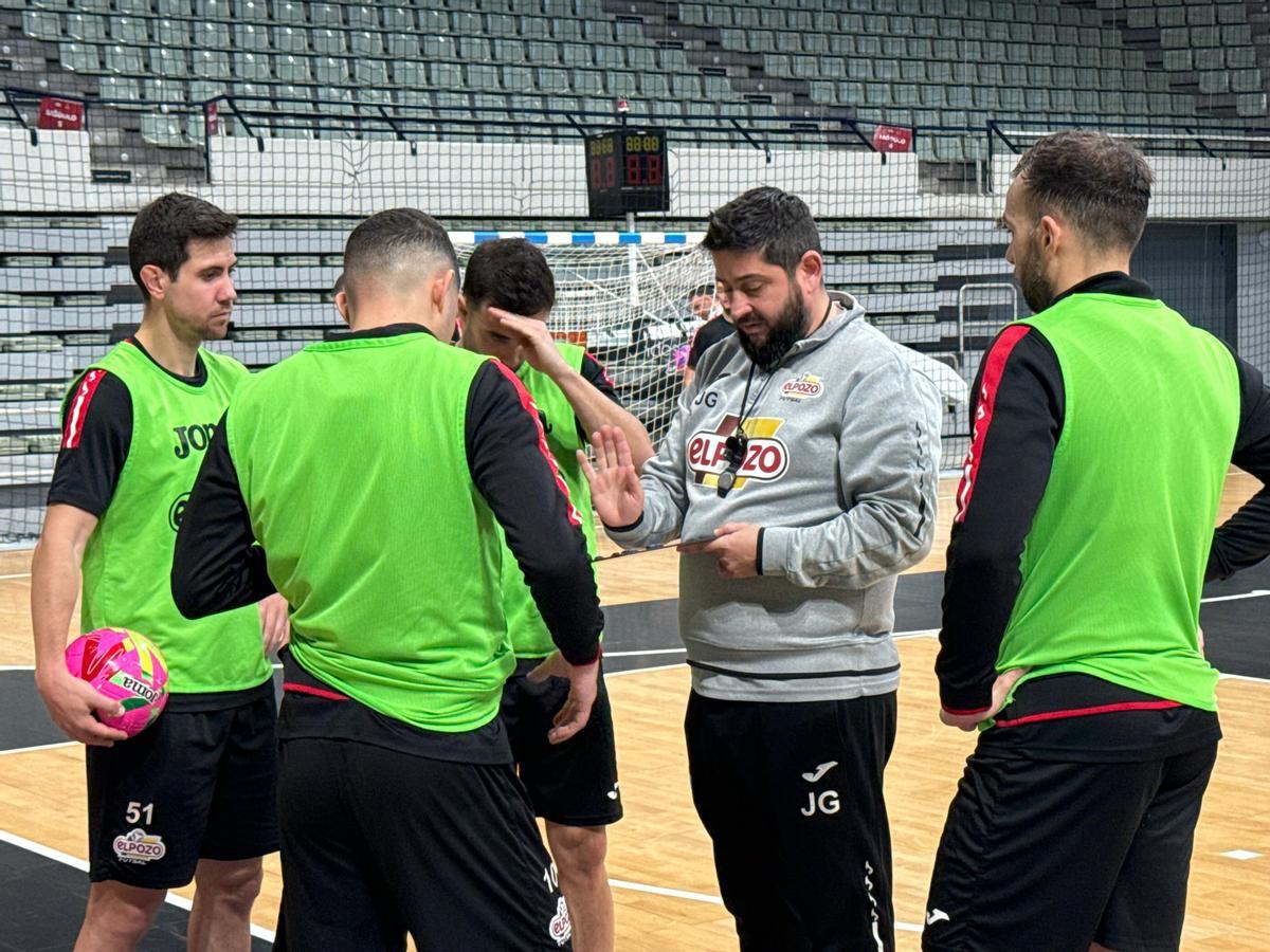 Josan González, entrenador de ElPozo Murcia, durante una sesión de entrenamiento en el Palacio.