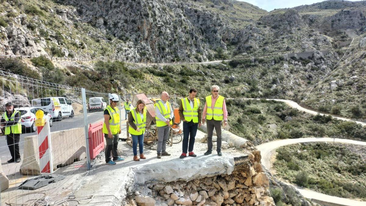 Representantes del Consell y el ayuntamiento de Escorca, durante una visita a las obras de la carretera.