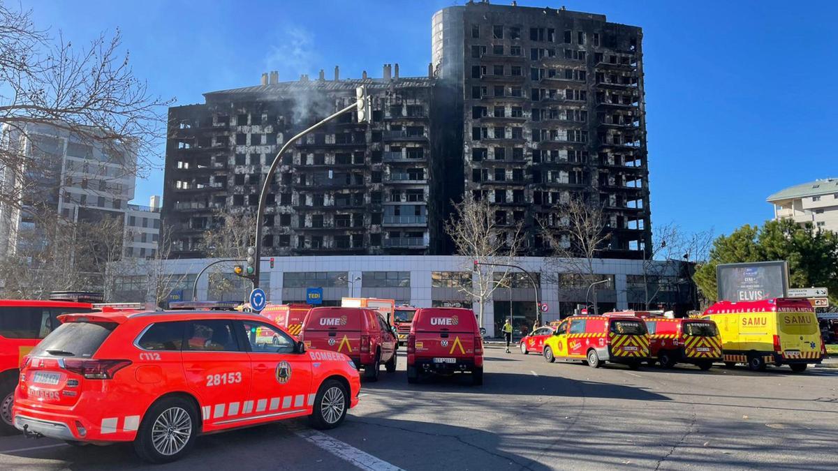 Així han quedat els dos blocs de pisos de Valencia després de l'incendi