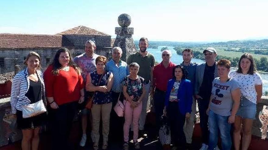 Carlos Padín y Eduardo Freiría junto a Anxo Lorenxo y representantes de las asociaciones que participarán en la fiesta gastronómica . //D.B.M.