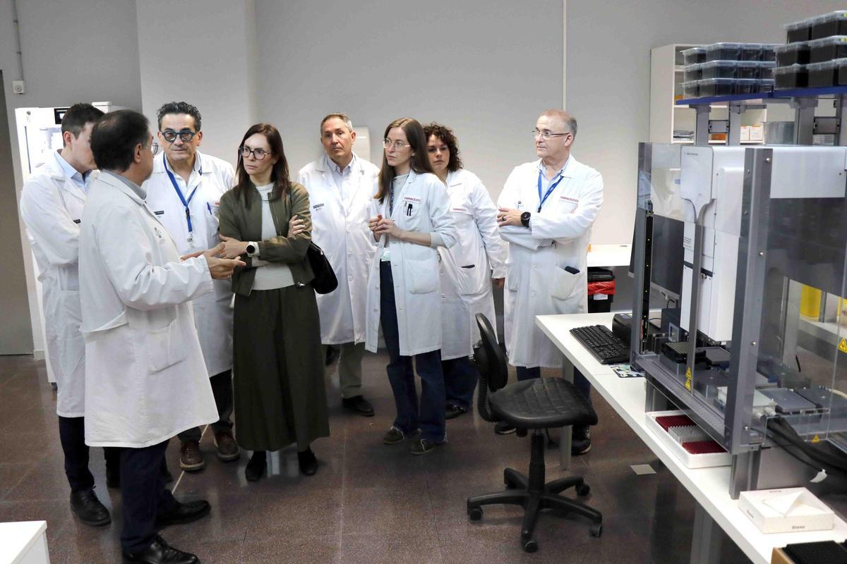 Personal del laboratori de farmacogenètica, amb la directora general de Farmàcia, Elena Gras