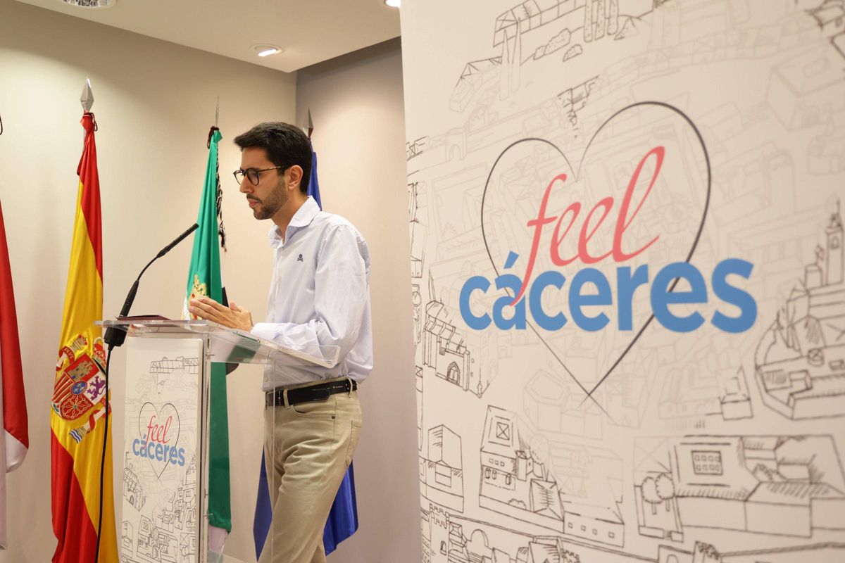 El concejal de Turismo, Ángel Orgaz, en la sala de rensa del Ayuntamiento de Cáceres.