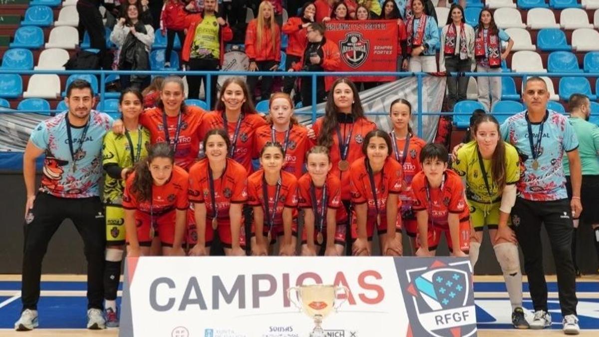Las jugadoras del infantil femenino del Arealonga FS celebran el campeonato.